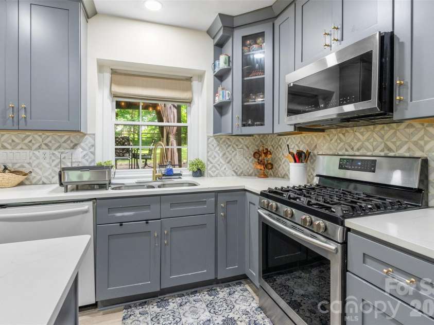 4131 Beauvista Drive, Charlotte, NC 28269.  MLS# CAR4399585, YatesRealty ID 38347. 
