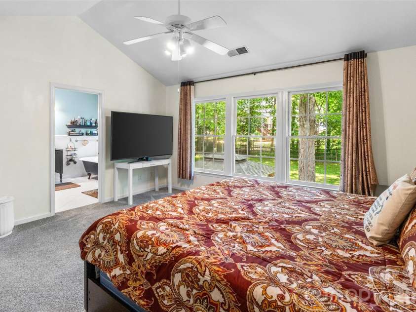 4131 Beauvista Drive, Charlotte, NC 28269.  MLS# CAR4399585, YatesRealty ID 38347. 