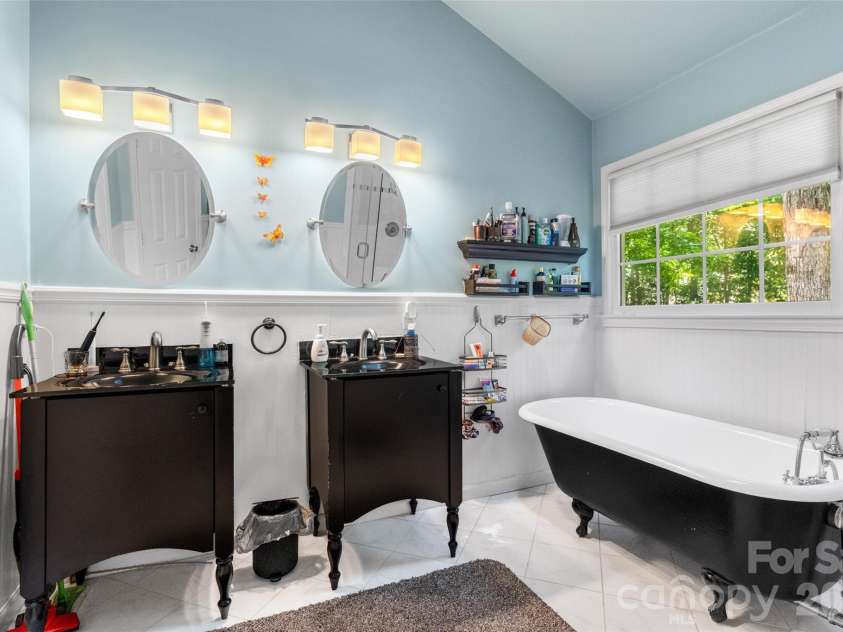 4131 Beauvista Drive, Charlotte, NC 28269.  MLS# CAR4399585, YatesRealty ID 38347. 