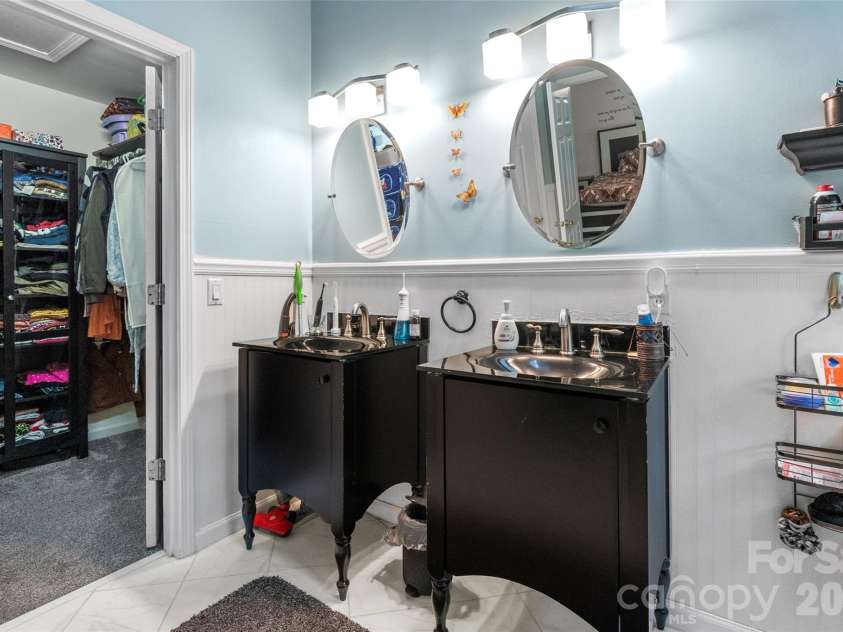 4131 Beauvista Drive, Charlotte, NC 28269.  MLS# CAR4399585, YatesRealty ID 38347. 