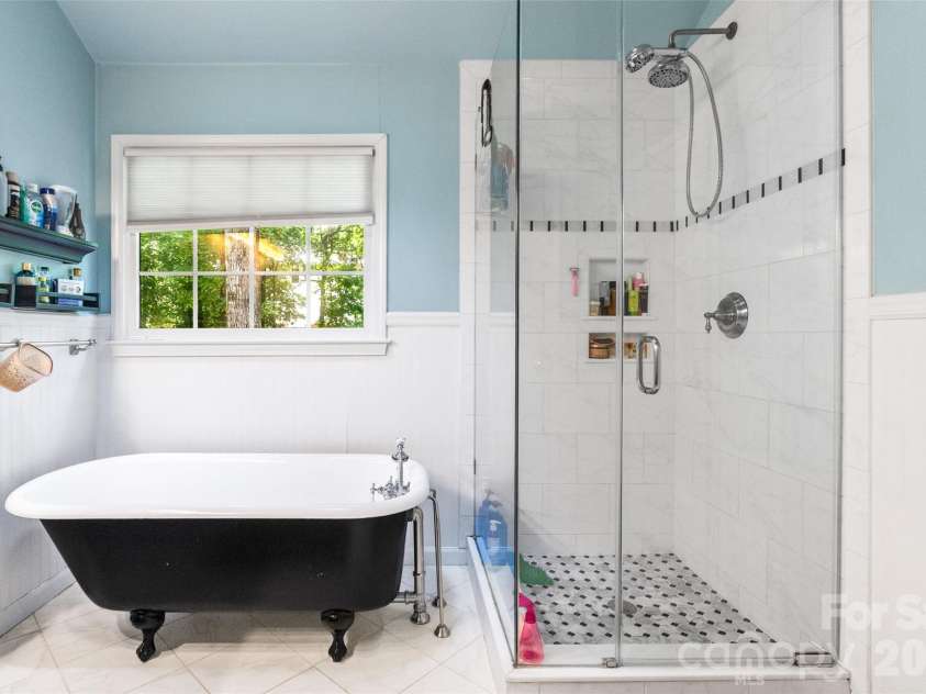 4131 Beauvista Drive, Charlotte, NC 28269.  MLS# CAR4399585, YatesRealty ID 38347. 
