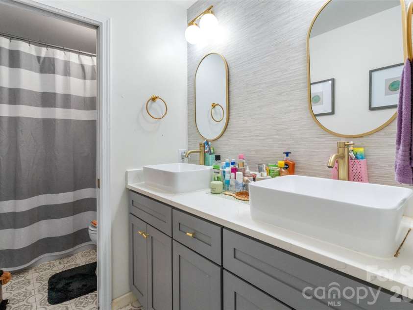 4131 Beauvista Drive, Charlotte, NC 28269.  MLS# CAR4399585, YatesRealty ID 38347. 