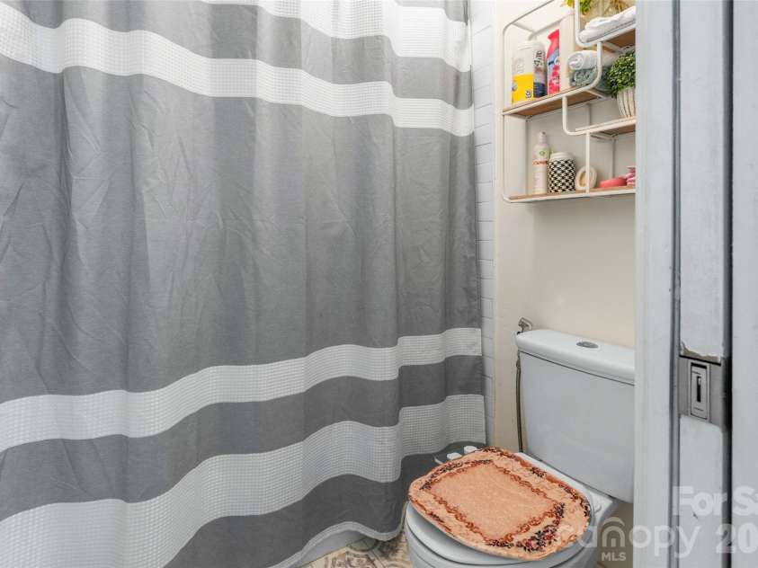 4131 Beauvista Drive, Charlotte, NC 28269.  MLS# CAR4399585, YatesRealty ID 38347. 