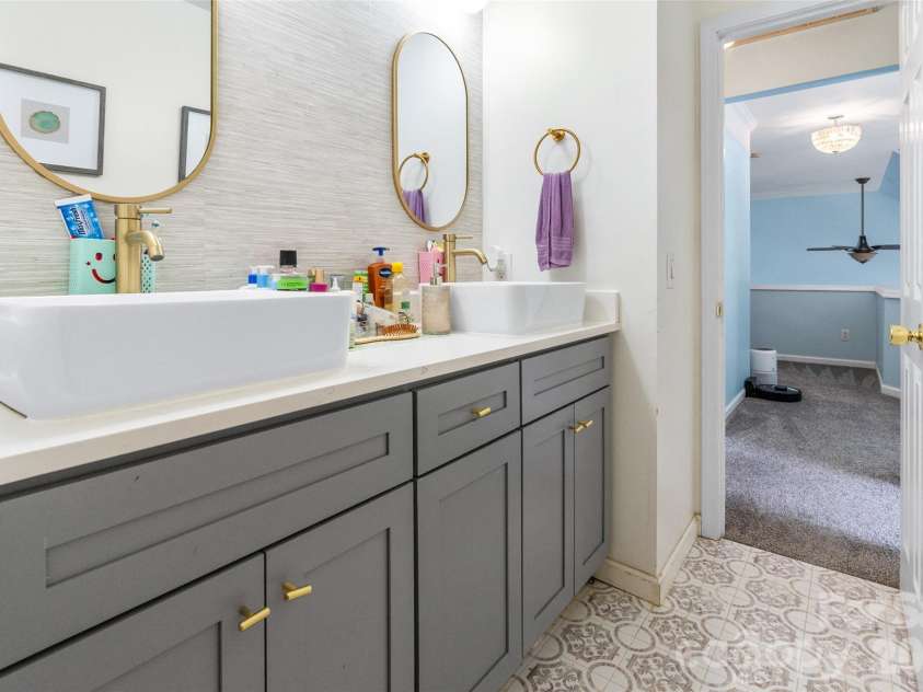 4131 Beauvista Drive, Charlotte, NC 28269.  MLS# CAR4399585, YatesRealty ID 38347. 