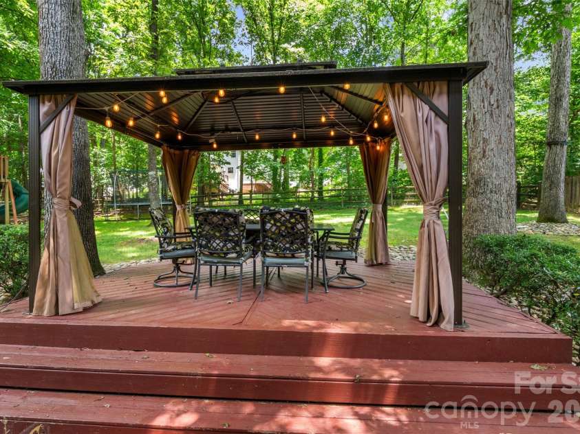 4131 Beauvista Drive, Charlotte, NC 28269.  MLS# CAR4399585, YatesRealty ID 38347. 