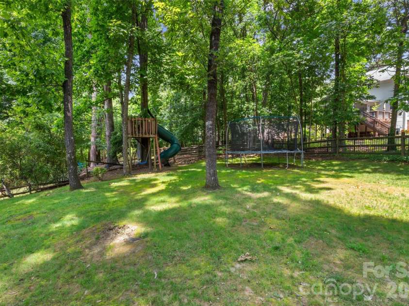 4131 Beauvista Drive, Charlotte, NC 28269.  MLS# CAR4399585, YatesRealty ID 38347. 