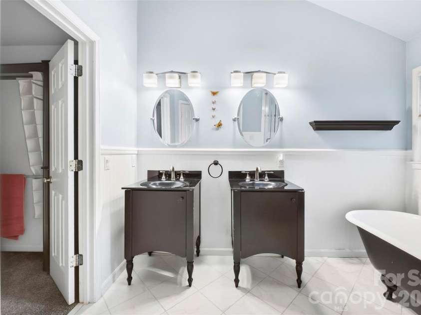 4131 Beauvista Drive, Charlotte, NC 28269.  MLS# CAR4427192, YatesRealty ID 38347. 