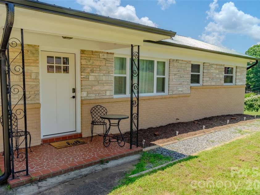 4852 Midway Sand Road, Hickory, NC 28601.  MLS# CAR4405088, YatesRealty ID 38348. 