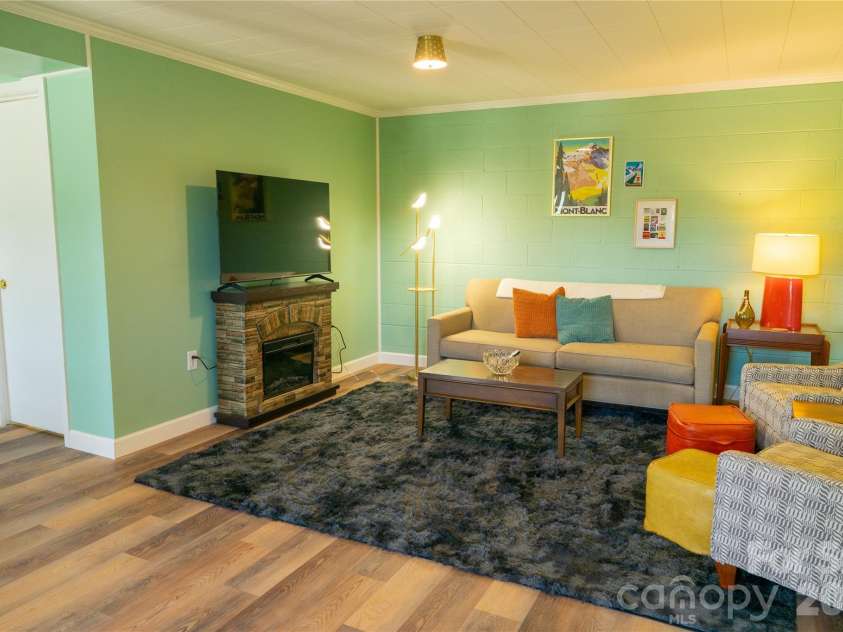 4852 Midway Sand Road, Hickory, NC 28601.  MLS# CAR4405088, YatesRealty ID 38348. 