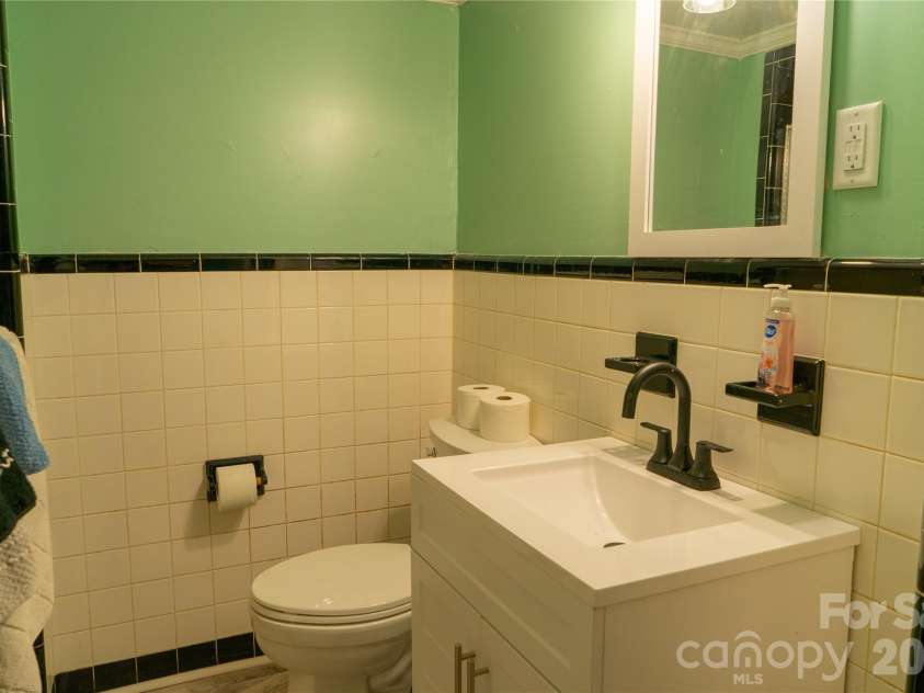 4852 Midway Sand Road, Hickory, NC 28601.  MLS# CAR4405088, YatesRealty ID 38348. Lower level bath
