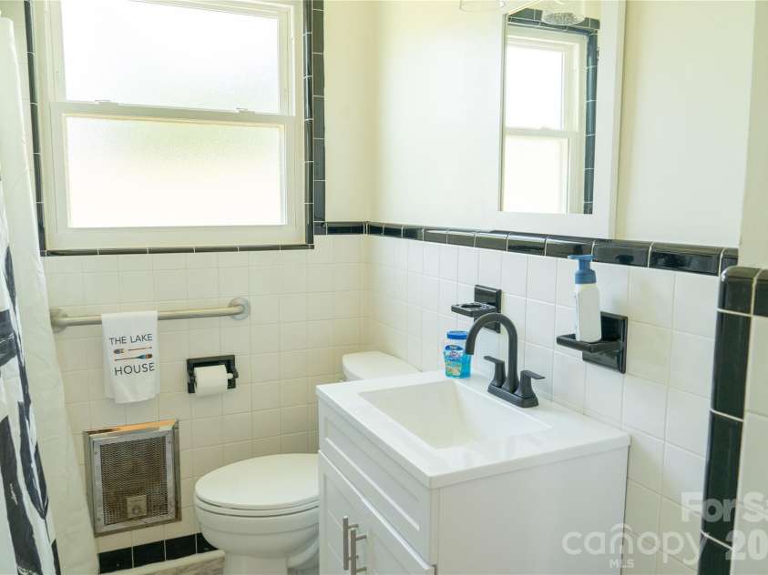 4852 Midway Sand Road, Hickory, NC 28601.  MLS# CAR4405088, YatesRealty ID 38348. Main level bath