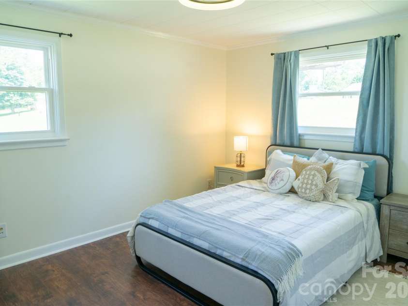4852 Midway Sand Road, Hickory, NC 28601.  MLS# CAR4405088, YatesRealty ID 38348. Main level bed