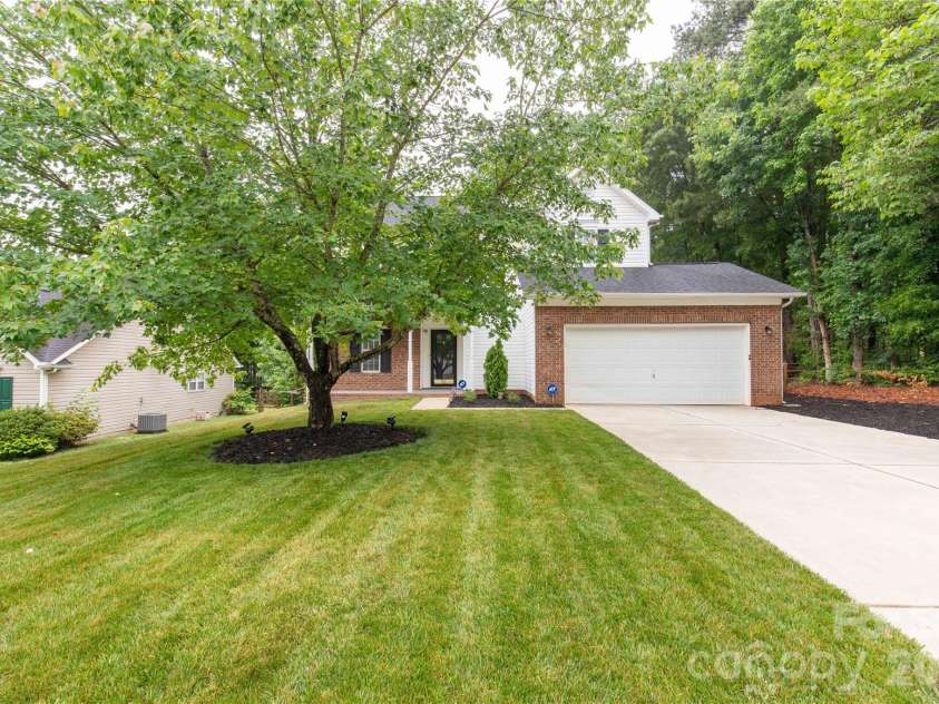 12819 Matisse Lane, Charlotte, NC 28215.  MLS# CAR4401166, YatesRealty ID 38349. 