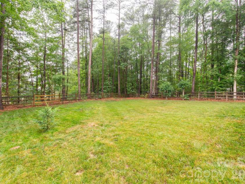 12819 Matisse Lane, Charlotte, NC 28215.  MLS# CAR4401166, YatesRealty ID 38349. 