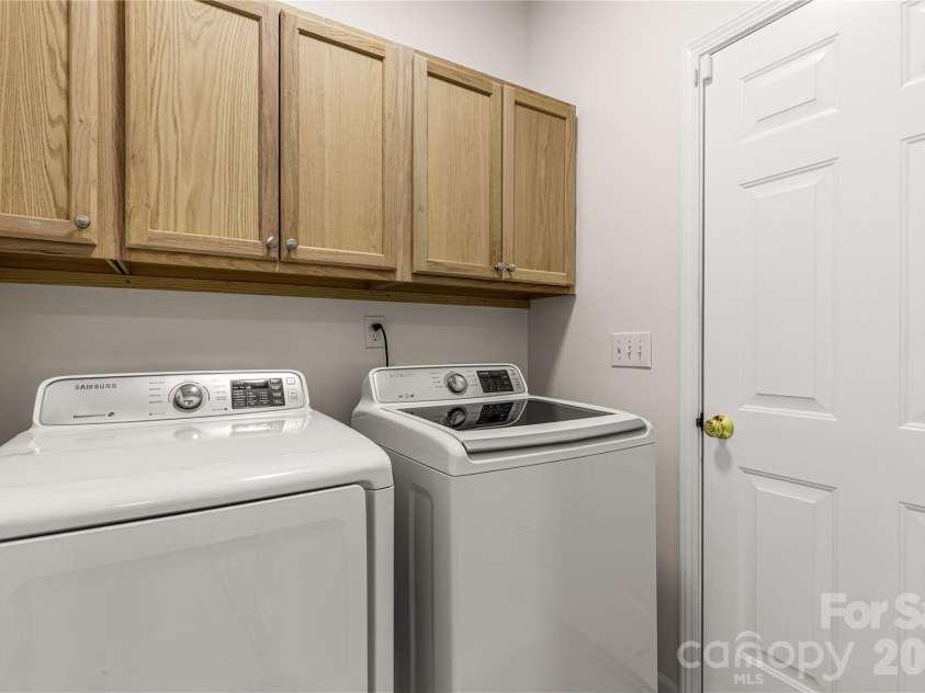 12819 Matisse Lane, Charlotte, NC 28215.  MLS# CAR4401166, YatesRealty ID 38349. 