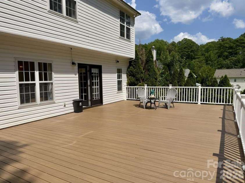 12819 Matisse Lane, Charlotte, NC 28215.  MLS# CAR4401166, YatesRealty ID 38349. 