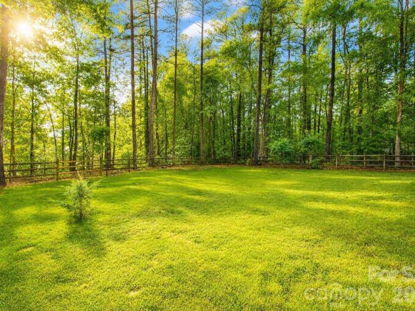 12819 Matisse Lane, Charlotte, NC 28215.  MLS# CAR4401166, YatesRealty ID 38349. 