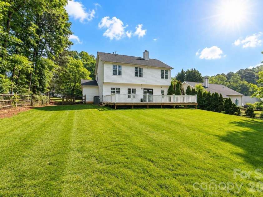 12819 Matisse Lane, Charlotte, NC 28215.  MLS# CAR4401166, YatesRealty ID 38349. 