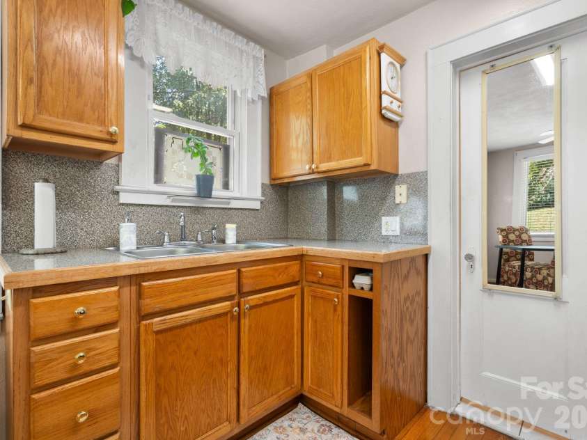 407 10th Street Drive, Hickory, NC 28601.  MLS# CAR4405219, YatesRealty ID 38350. 