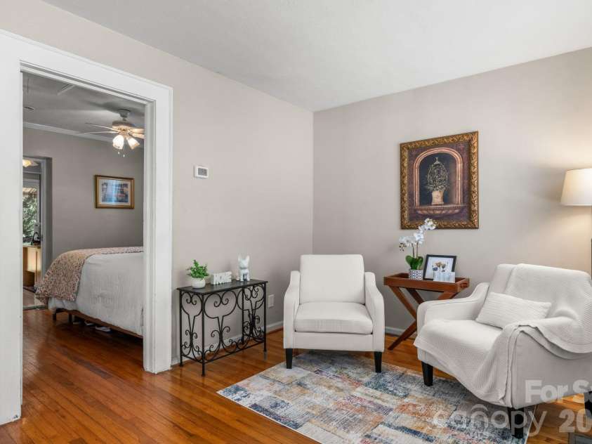 407 10th Street Drive, Hickory, NC 28601.  MLS# CAR4405219, YatesRealty ID 38350. How inviting.
