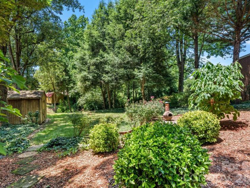 407 10th Street Drive, Hickory, NC 28601.  MLS# CAR4405219, YatesRealty ID 38350. Landscaping in back yard makes yard so inviting.