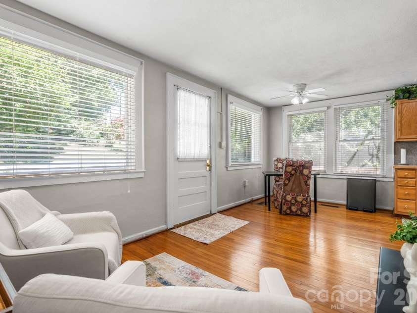 407 10th Street Drive, Hickory, NC 28601.  MLS# CAR4405219, YatesRealty ID 38350. Open concept living area/dining area and kitchen.