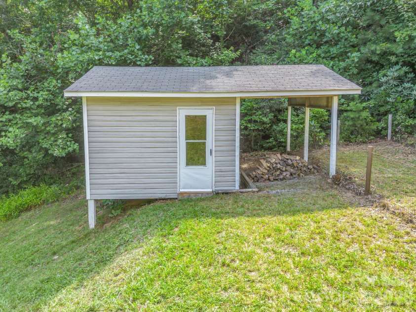 130 High Rock Acres Drive, Black Mountain, NC 28711.  MLS# CAR4399873, YatesRealty ID 38351. 