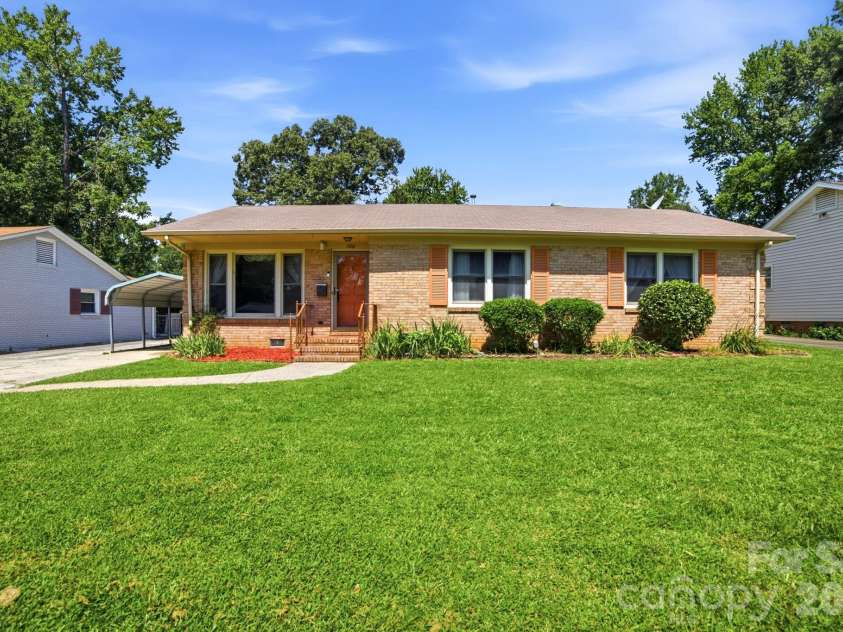 708 Aintree Road, Charlotte, NC 28215.  MLS# CAR4405148, YatesRealty ID 38360. 