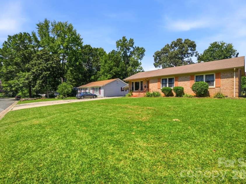 708 Aintree Road, Charlotte, NC 28215.  MLS# CAR4405148, YatesRealty ID 38360. 