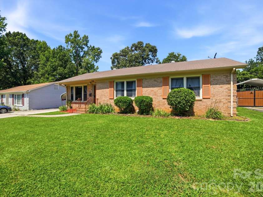 708 Aintree Road, Charlotte, NC 28215.  MLS# CAR4405148, YatesRealty ID 38360. 