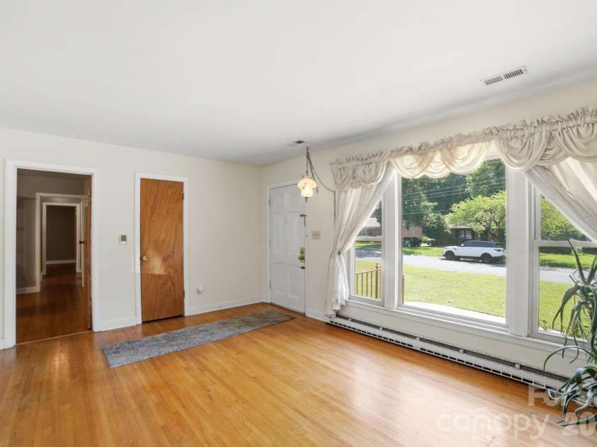 708 Aintree Road, Charlotte, NC 28215.  MLS# CAR4405148, YatesRealty ID 38360. 