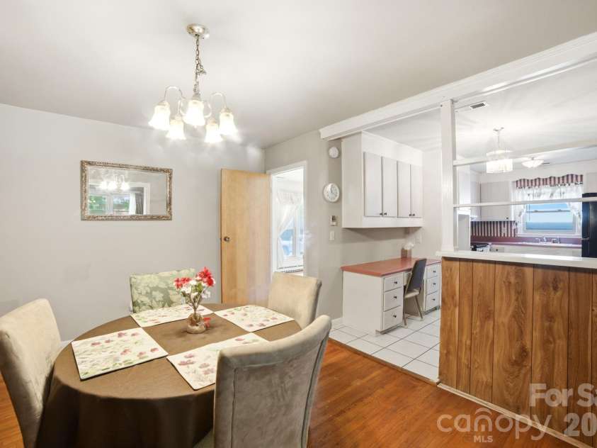 708 Aintree Road, Charlotte, NC 28215.  MLS# CAR4405148, YatesRealty ID 38360. 