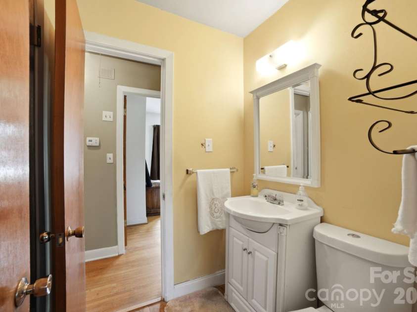 708 Aintree Road, Charlotte, NC 28215.  MLS# CAR4405148, YatesRealty ID 38360. 