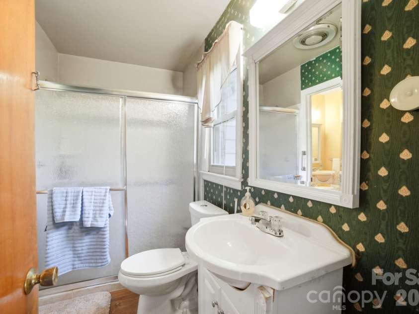 708 Aintree Road, Charlotte, NC 28215.  MLS# CAR4405148, YatesRealty ID 38360. 