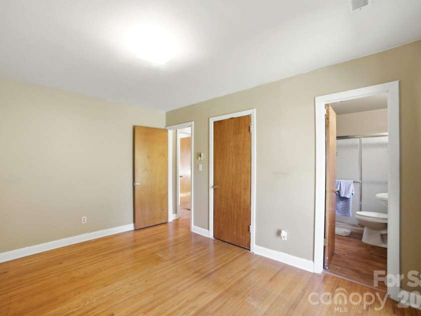708 Aintree Road, Charlotte, NC 28215.  MLS# CAR4405148, YatesRealty ID 38360. 