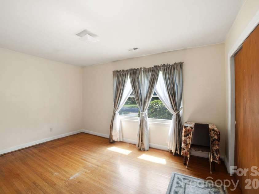 708 Aintree Road, Charlotte, NC 28215.  MLS# CAR4405148, YatesRealty ID 38360. 