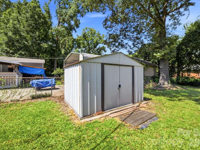 708 Aintree Road, Charlotte, NC 28215.  MLS# CAR4405148, YatesRealty ID 38360. 