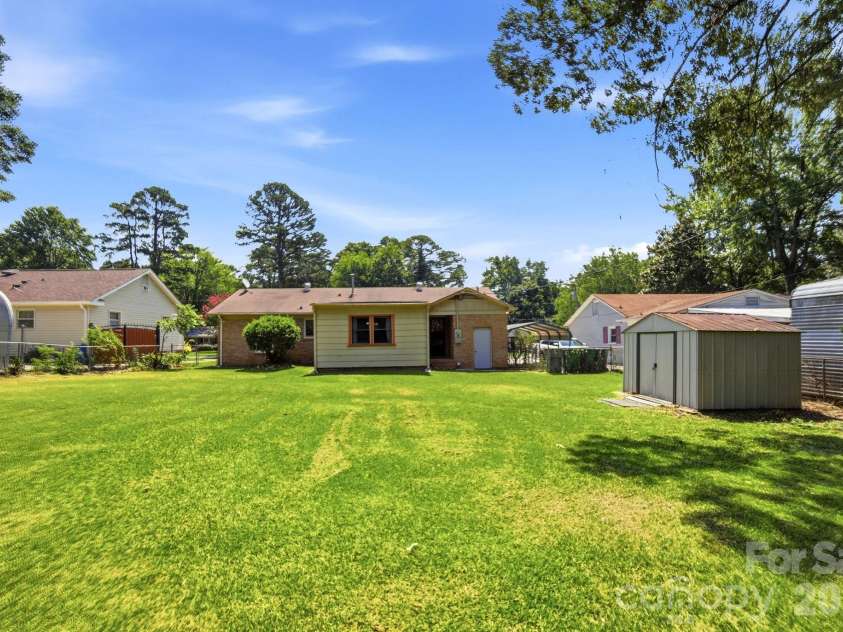 708 Aintree Road, Charlotte, NC 28215.  MLS# CAR4405148, YatesRealty ID 38360. 