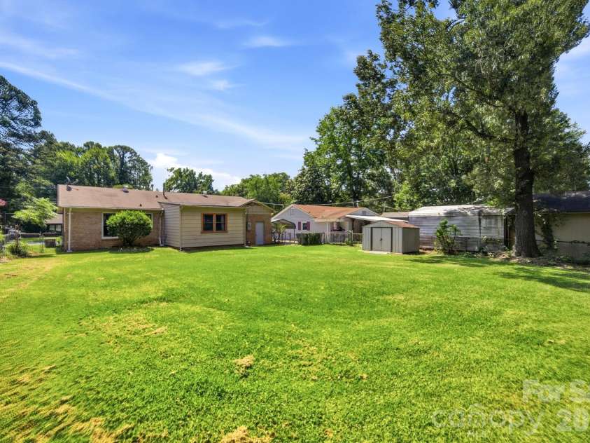 708 Aintree Road, Charlotte, NC 28215.  MLS# CAR4405148, YatesRealty ID 38360. 