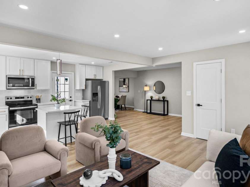 708 Aintree Road, Charlotte, NC 28215.  MLS# CAR4434948, YatesRealty ID 38360. 