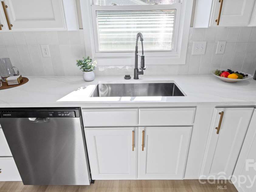 708 Aintree Road, Charlotte, NC 28215.  MLS# CAR4434948, YatesRealty ID 38360. 