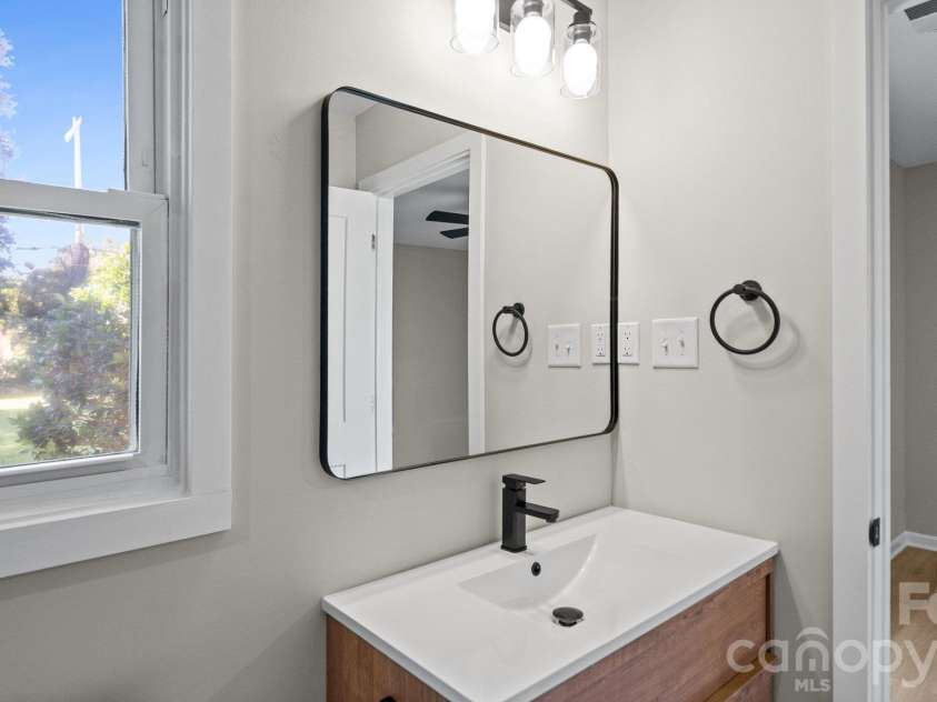 708 Aintree Road, Charlotte, NC 28215.  MLS# CAR4434948, YatesRealty ID 38360. 