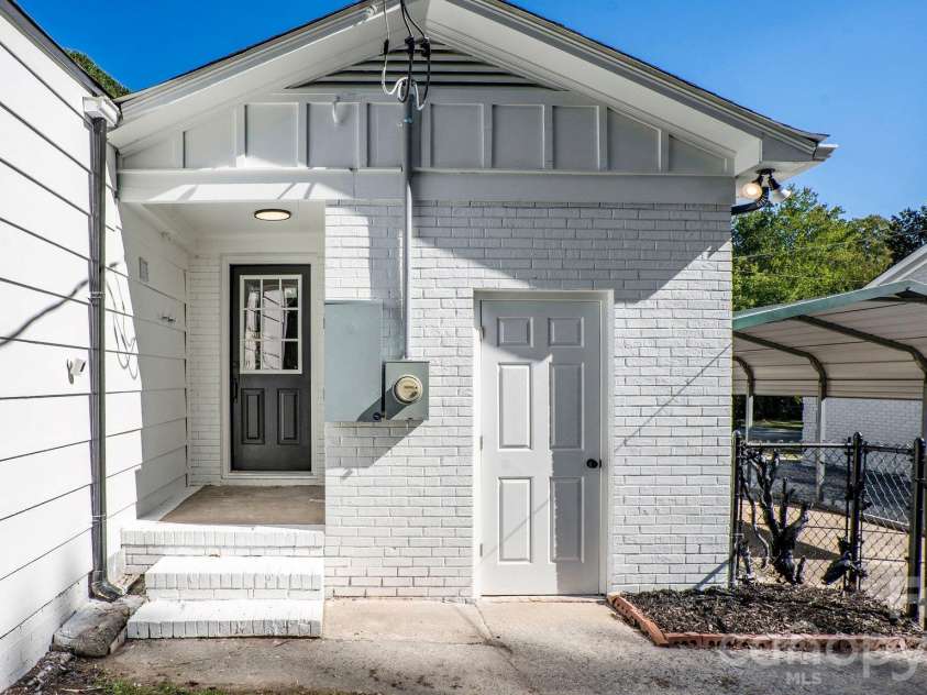 708 Aintree Road, Charlotte, NC 28215.  MLS# CAR4434948, YatesRealty ID 38360. 