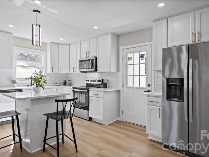 708 Aintree Road, Charlotte, NC 28215.  MLS# CAR4434948, YatesRealty ID 38360. New Cabinets & Countertops