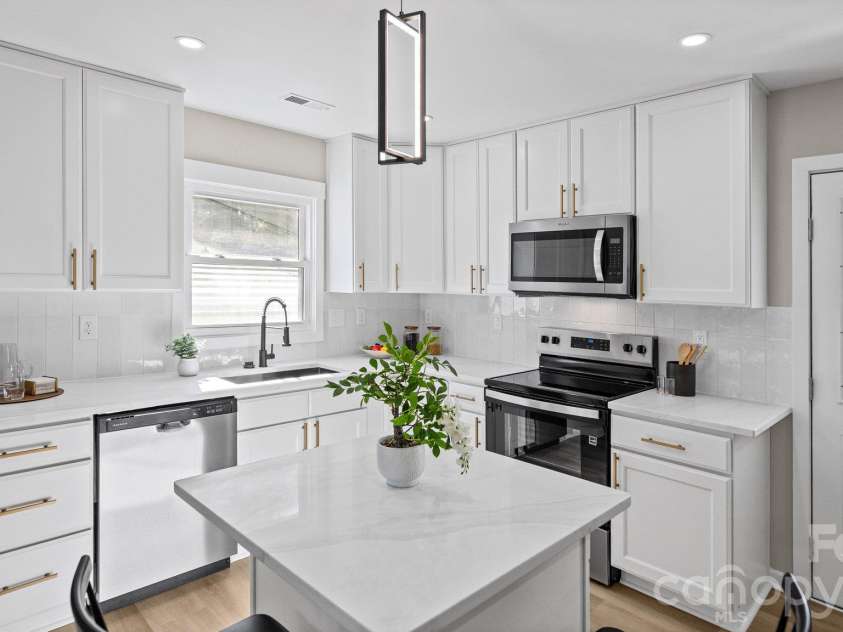 708 Aintree Road, Charlotte, NC 28215.  MLS# CAR4434948, YatesRealty ID 38360. Quartz Countertops & Designer Backsplash