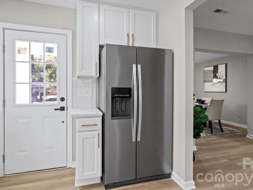 708 Aintree Road, Charlotte, NC 28215.  MLS# CAR4434948, YatesRealty ID 38360. Stainless Steel Appliances