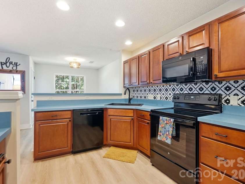1730 Eagle Ridge Drive, Rock Hill, SC 29732.  MLS# CAR4403986, YatesRealty ID 38364. Kitchen has plenty of cabinets & counterspace, all appliances convey & pantry cabinet (not shown)