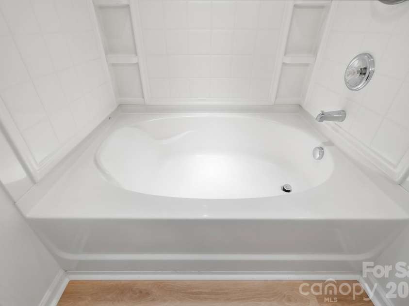 1730 Eagle Ridge Drive, Rock Hill, SC 29732.  MLS# CAR4403986, YatesRealty ID 38364. Primary Garden tub