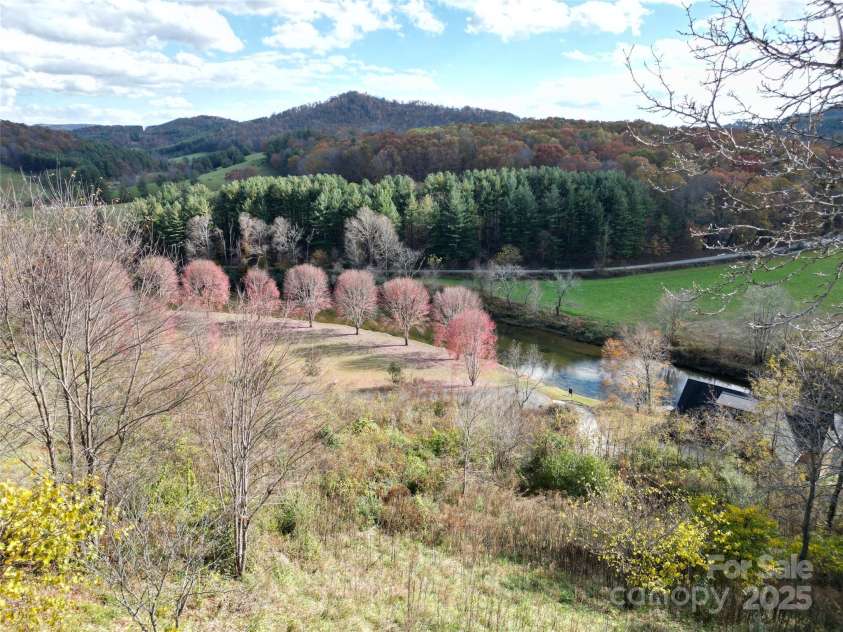 520 Landing Ridge Circle, Jefferson, NC 28640.  MLS# CAR4320460, YatesRealty ID 3837. 