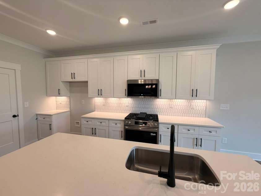 450 Blythe Townhome Lane, Waxhaw, NC 28173.  MLS# CAR4367104, YatesRealty ID 38371. Kitchen